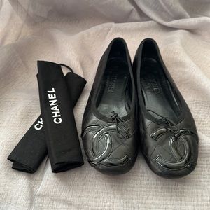 CHANEL Cambon Black Quilted CC Ballet Flats. Size 40 EU.